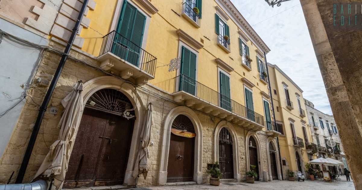 Cinque portali, sale affrescate e un torrino che svetta sul mare di Bari: � il nobiliare Palazzo Giotta